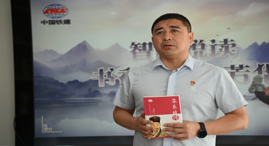 陈金山荐书(杨林鑫摄).jpg