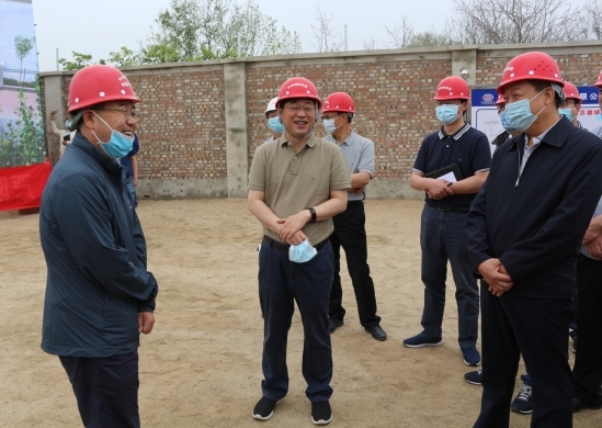 李华伟陪同王同军到京雄城际项目部调研